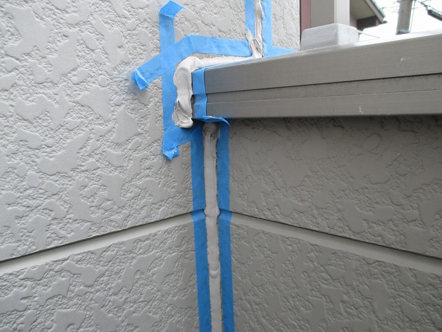 名東区で経年劣化したシーリングの交換工事、新規シーリングを補填し施工を完了していく様子を紹介